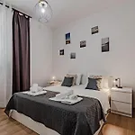 2 Bedroom Stunning Apartment In Prigradica *